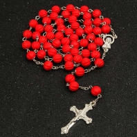 Červený ruženec s krížom, Ježíš Kristus a Panna Mária, plastové zdobené koráliky